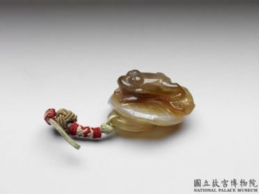 图片[2]-Agate pendant in the form of a lotus leaf and frog, Qing dynasty (1644-1911)-China Archive